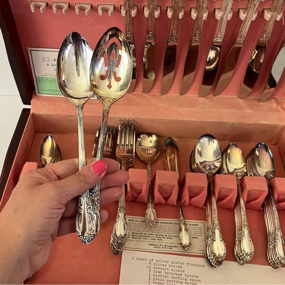 1881 Rogers Silverplate Oneida LTD. Enchantment 59 Piece & Wooden Chest - Picture 7 of 13